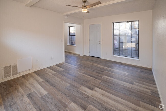 2 habitaciones, 1.5 baños, estilo 2, 825 pies cuadrados, sala de estar y comedor - College Park Townhouses