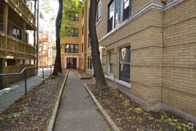 Building Photo - 837.5 W Cornelia Ave