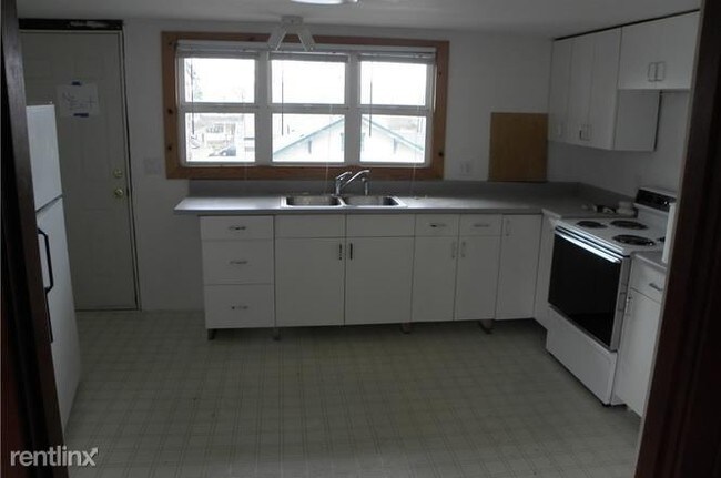 Building Photo - 1 br, 1 bath House - 2302 BAKER AVE