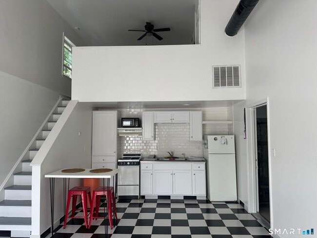 Foto del edificio - 379 Derby Ave