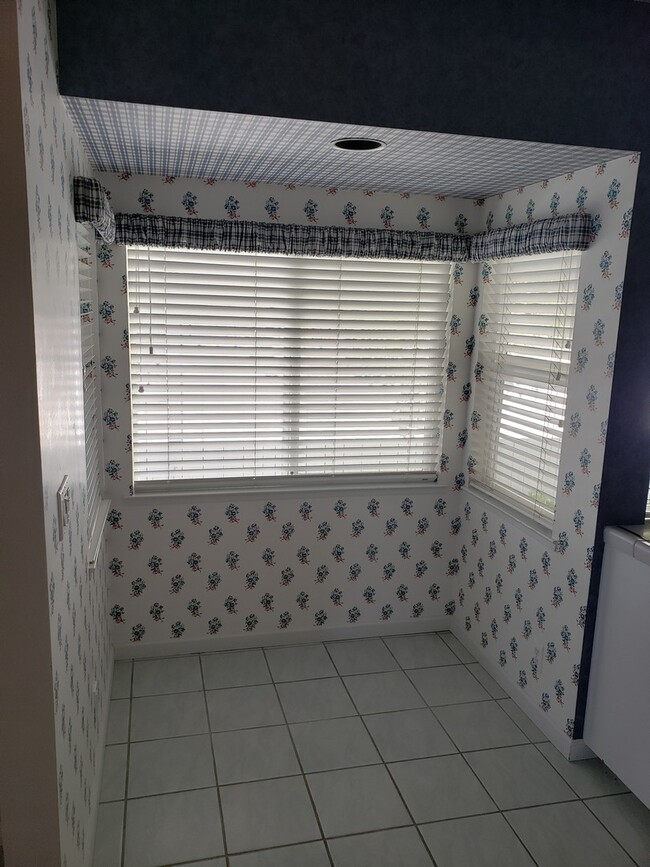 Building Photo - Lakefront Living in this 3/2 Beautiful Hom...