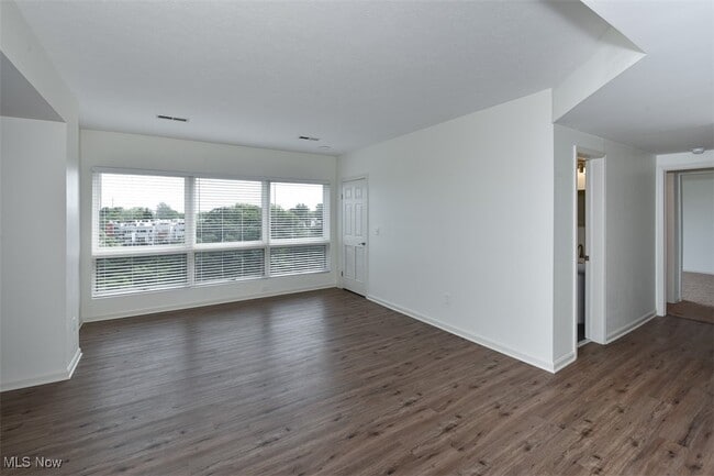 Foto del edificio - 19000 Lake Rd