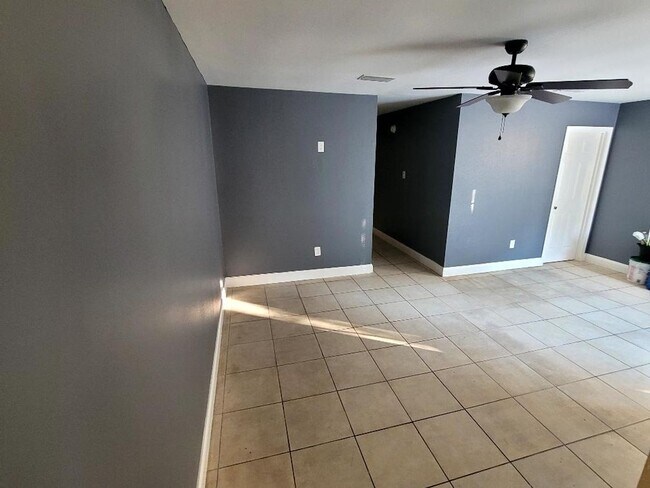 Foto del edificio - 13231-33 Curran Rd