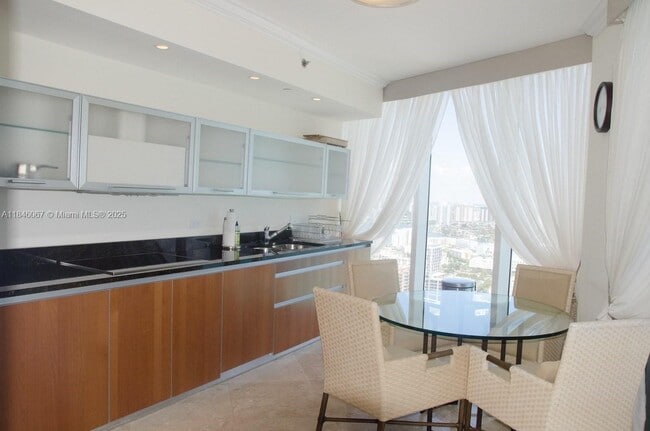 Foto del edificio - 17201 Collins Ave