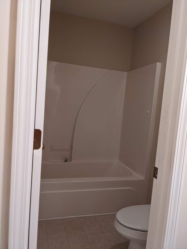 Master Bath - 419 Brownstone St