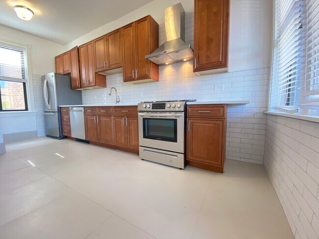 Kitchen - 4551 N Clark St