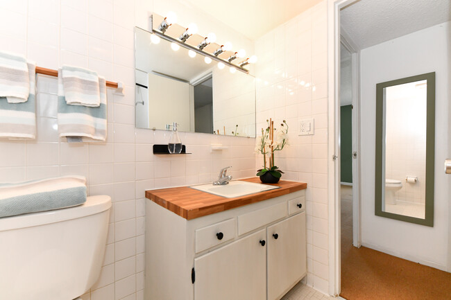 Full tile bathroom - 1101 N Elm St