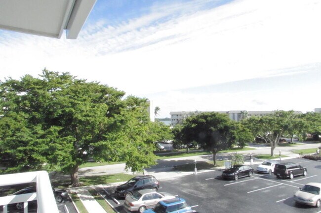 Foto del edificio - 37 Yacht Club Dr