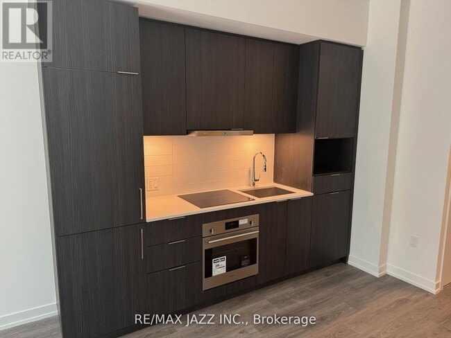 Building Photo - 7 Golden Lion Heights