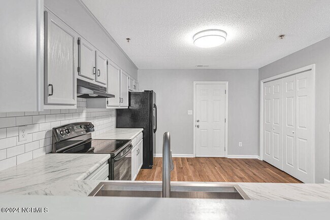 Building Photo - 356 Bracken Pl