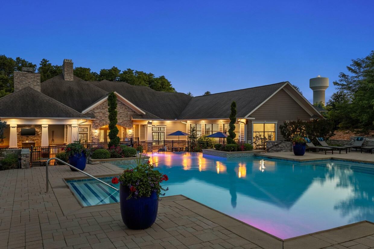 Claiborne Crossing - Resort-Style Infinity Pool - Claiborne Crossing