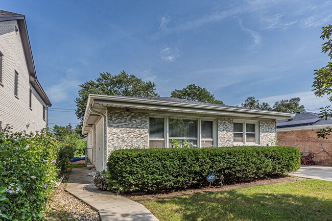 Building Photo - 534 Lawler Ave