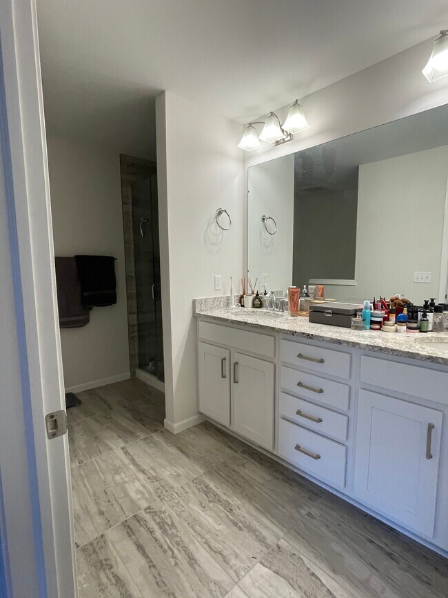Double vanity master - 47660 Alden Ter S