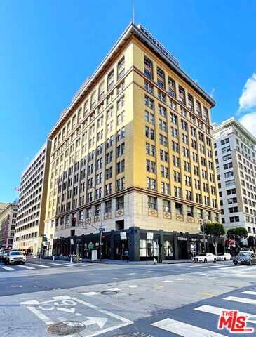 Building Photo - 215 W 7th St