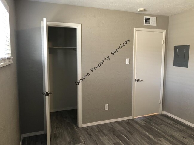 Building Photo - 10218 Candelaria Rd NE