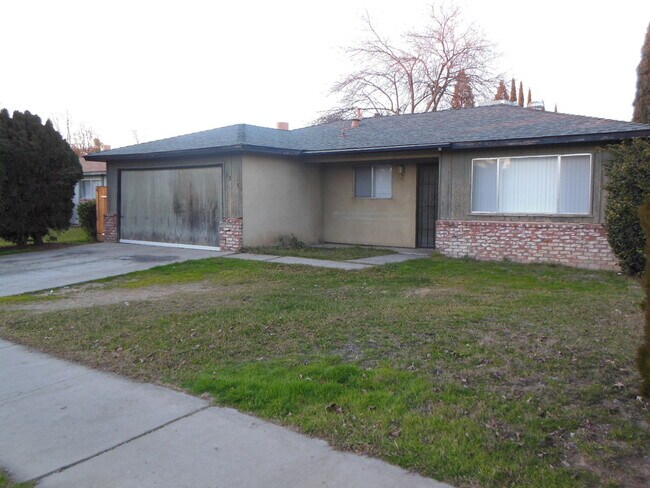 Building Photo - Centrally Located 3 Bedroom / 2 Bath House...