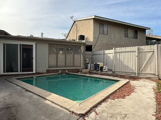 Piscina climatizada - 5343 Lemp Ave