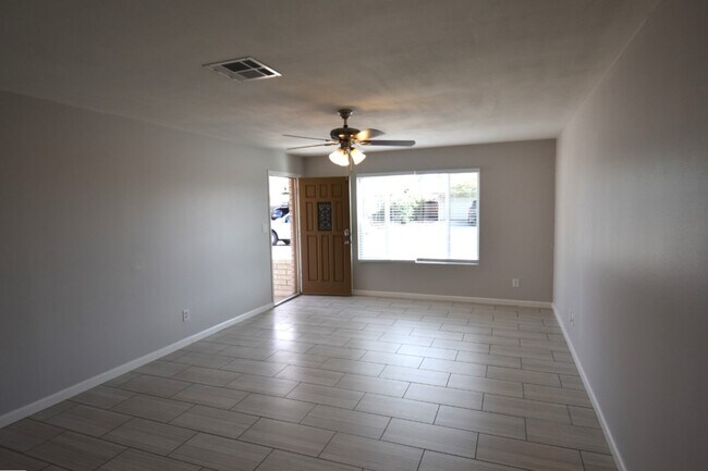 Building Photo - 1530 E Broadmor Dr