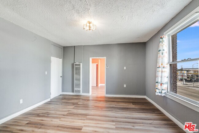 Foto del edificio - 256 W Florence Ave