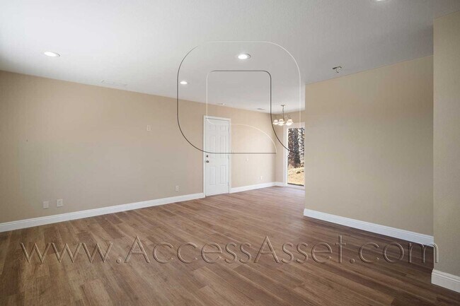 Foto del edificio - Large Lot! 2 Bed/ 1 Bath Single Family Property!