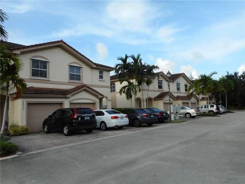 Building Photo - 2572 Riverside Dr
