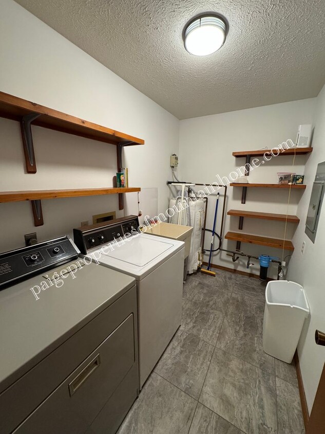 Primary Photo - Spacious 1-Bedroom in Cotter Near Valley Airport – Unique Garage