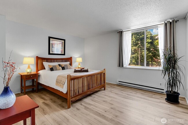 Building Photo - 4540 8th Ave NE