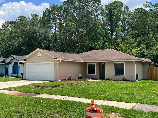 Building Photo - 3 bedroom 2 bath beauty