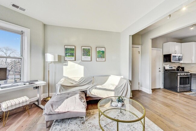 Building Photo - 2541 N California Ave