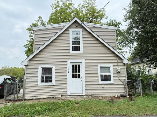 Building Photo - Newly Renovated 3 Bedroom 1.5 Bathroom Hom...