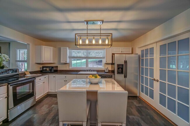 Building Photo - 220 Beachland Dr