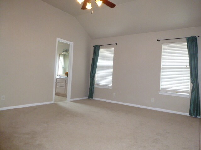 Building Photo - 2104 Drawbridge Dr
