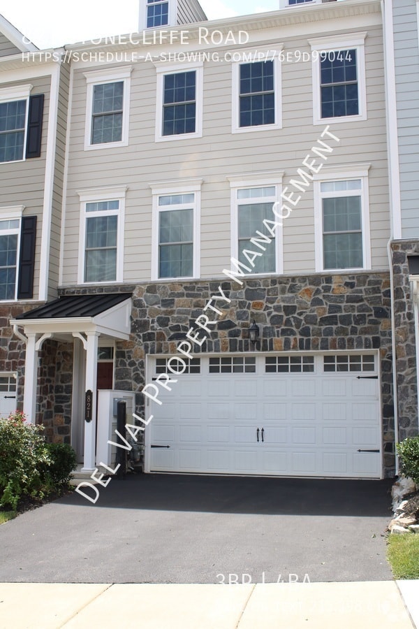 Building Photo - 821 Stonecliffe Rd