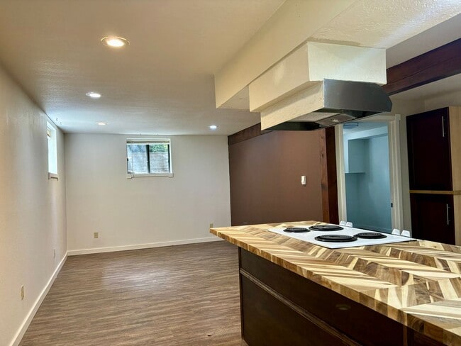 Building Photo - E1504