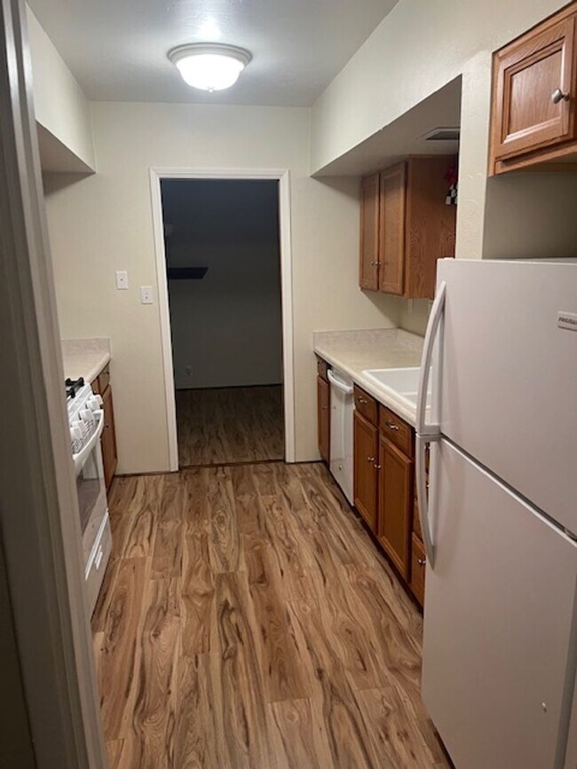 Building Photo - Lovely 2 Bedroom and 2 Bathroom Condo!