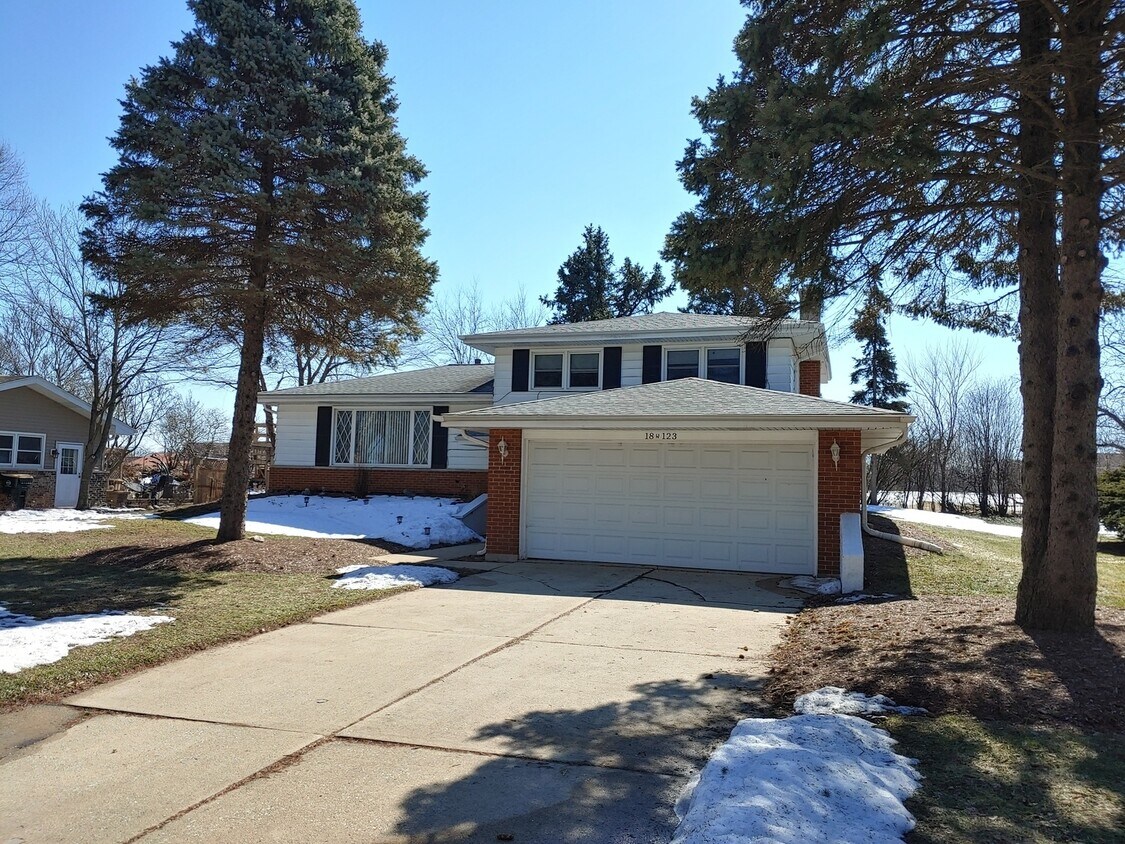18W123 73rd Pl, Darien, IL 60561 House Rental in Darien, IL
