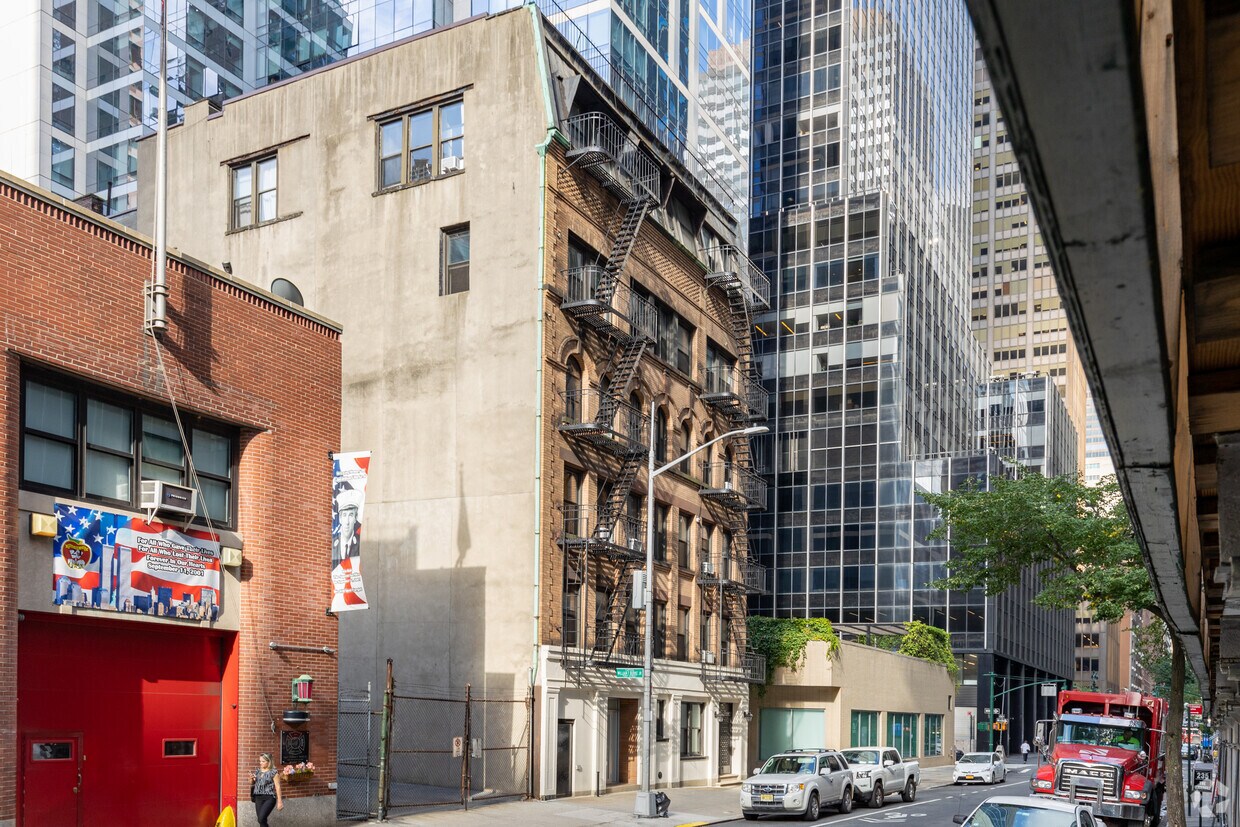 Building Photo - 232 E 40th St