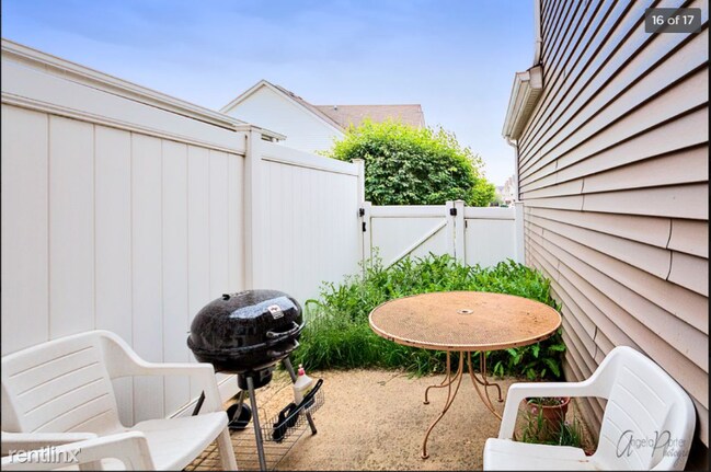 Foto del edificio - 3 br, 2.5 bath Townhome - 550 Topeka Dr