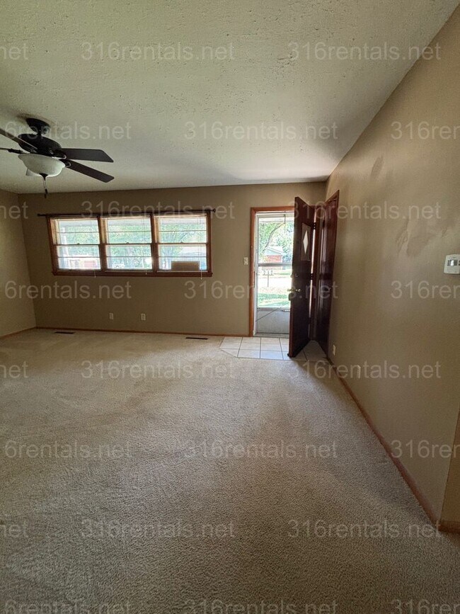 Foto del edificio - Two bedroom one bath duplex available now!