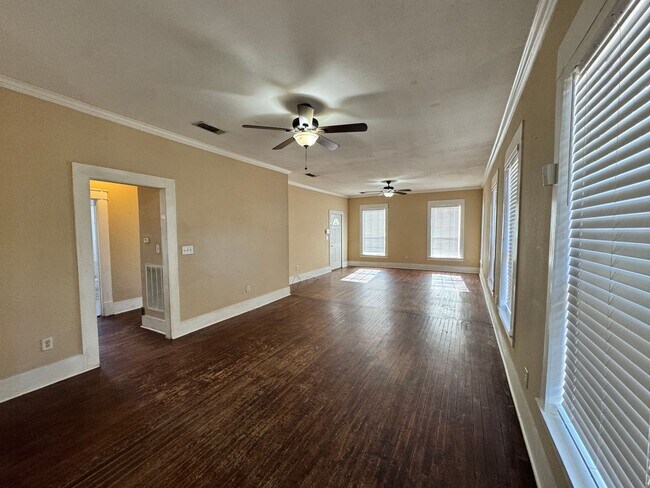 Building Photo - Super cute Highland home!
