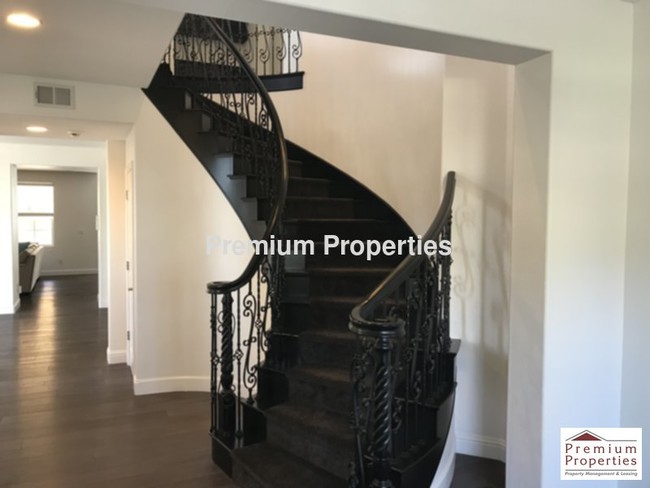 Building Photo - 5286 S Montecito Dr