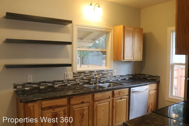 Foto del edificio - 4 br, 1.5 bath House - 1016 NE 3rd Ave.