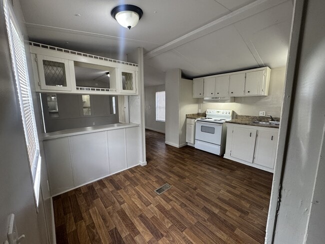 Building Photo - 211 Victoria Cir