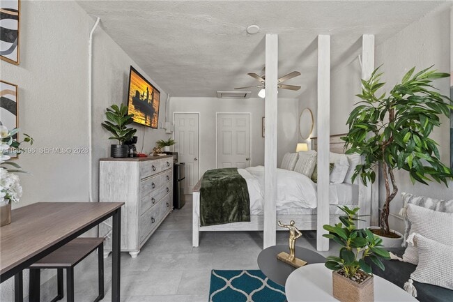 Building Photo - 12101 Everglades St