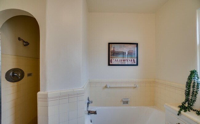 Building Photo - 329 E Adams Ave