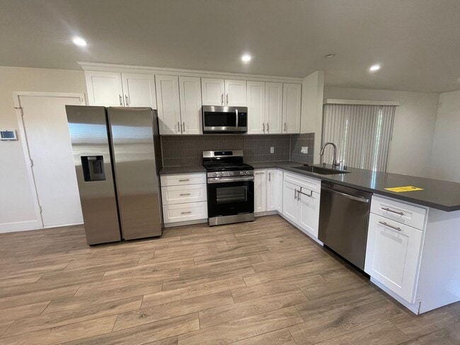 Building Photo - Modern and Move In Ready