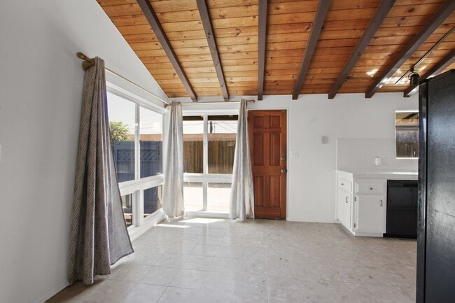 Building Photo - Coastal Living in Westside Costa Mesa – Updated 3-Bed Front Unit