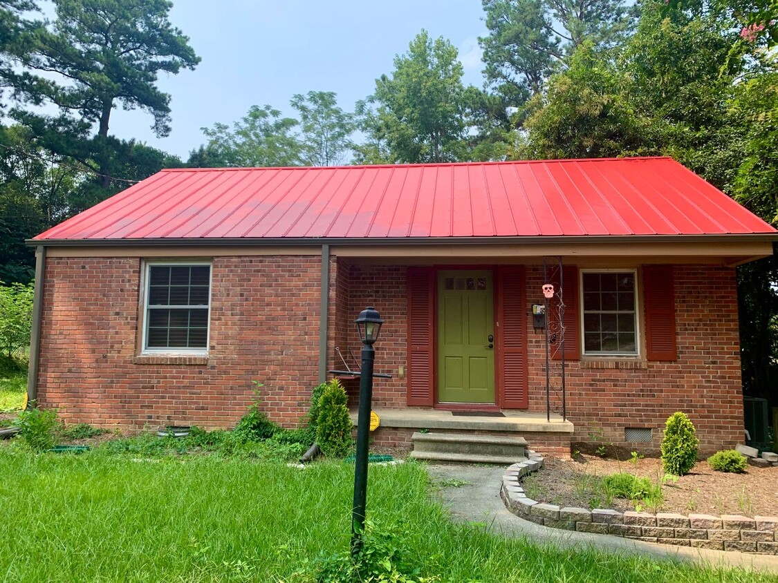 Foto principal - 2 Bed | 1 Bath House near Downtown Raleigh...