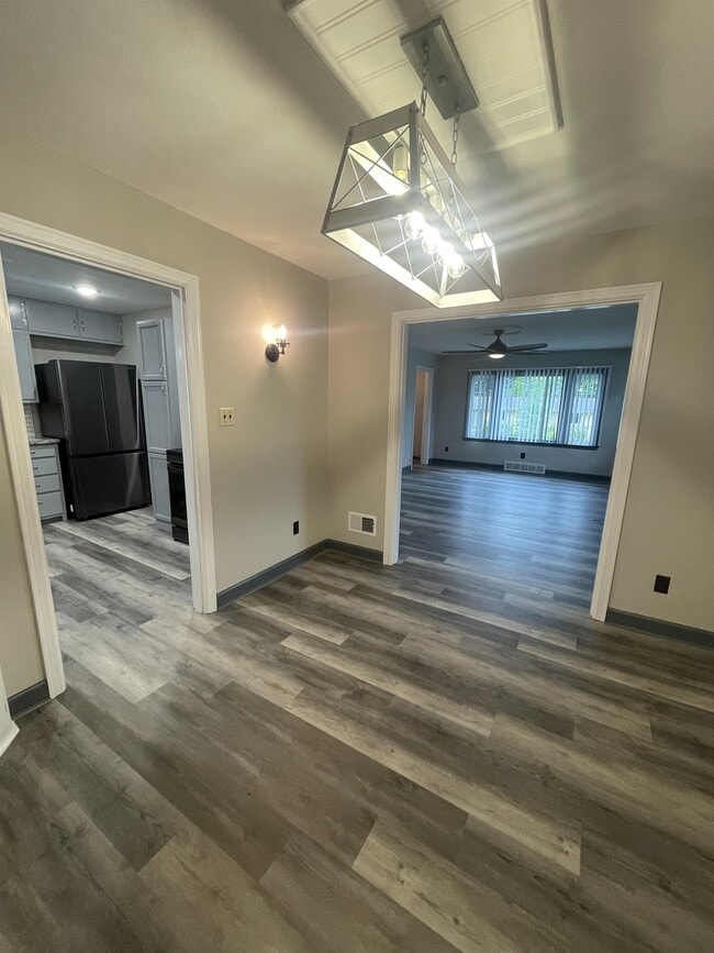 Building Photo - 503 E 8th St