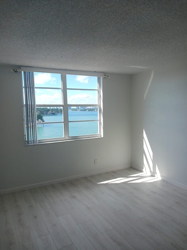 Building Photo - 6770 Indian Creek Dr